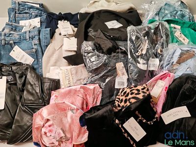 une pile de vêtements posée sur une table
