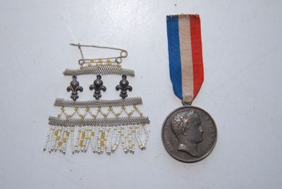 une médaille et une médaille sur laquelle est apposée une autre médaille