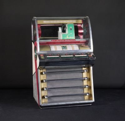 un juke-box posé sur une surface noire