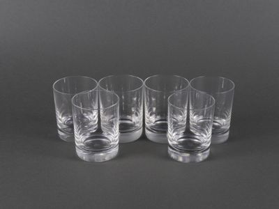 quatre verres transparents posés les uns à côté des autres sur une table