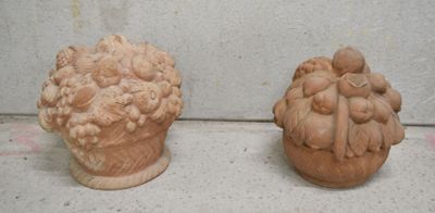 deux sculptures en argile représentant un buste et le buste d'un homme