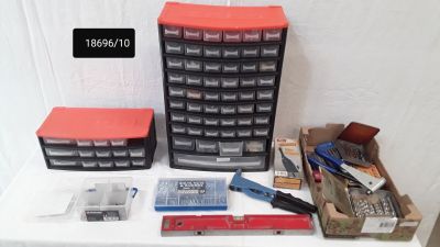 une table sur laquelle sont posés de nombreux outils