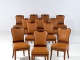 de nombreuses chaises disposées en cercle