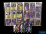 La collection de cartes Pokémon est exposée dans une vitrine.