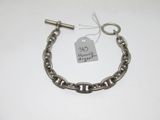 gros plan d'une chaîne de bracelets portant une étiquette