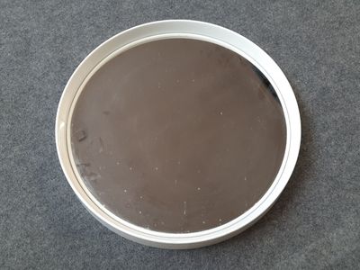 un bol de pudding au chocolat posé sur une table