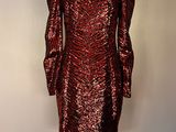 une robe rouge à paillettes sur un mannequin, un mannequin, un mannequin, un mannequin, un mannequin, un mannequin, un mannequin, un mannequin