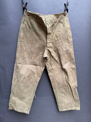 un gros plan sur un pantalon suspendu à une corde à linge