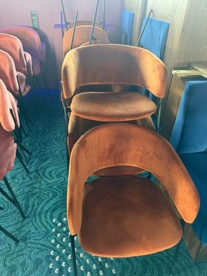 plusieurs chaises sont alignées dans une pièce