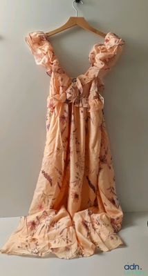 une robe suspendue à un cintre accroché au mur