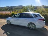 une voiture blanche garée sur le bord de la route