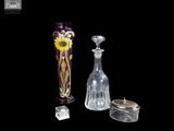 deux vases et un bougeoir sur fond noir