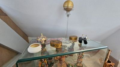 une vitrine en verre sur laquelle sont disposés divers objets