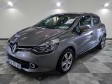 la voiture grise est garée sur un sol en damier dans le garage