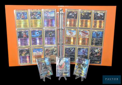 une photo d'une collection de cartes Pokémon exposée