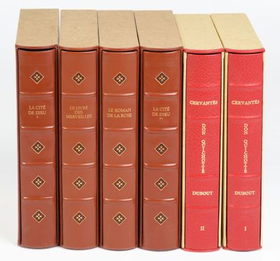 plusieurs livres sont alignés sur une surface blanche
