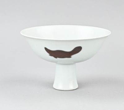 un bol blanc orné d'une moustache brune
