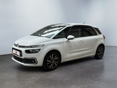 Une Citroën blanche est garée dans une pièce blanche