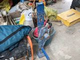un tas d'objets qui traîne par terre dans le garage