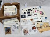 une boîte de timbres et d'enveloppes posée sur une table