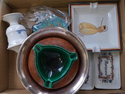 une boîte remplie d'objets divers, notamment un bol, une assiette, un vase et un distributeur de savon