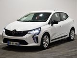 la voiture blanche est garée sur le sol à carreaux d'une pièce