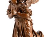 une image représentant une statue d'un ange tenant un bébé dans ses bras