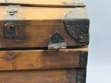 une vieille malle en bois posée sur une table