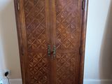 une armoire en bois posée sur un parquet en bois massif