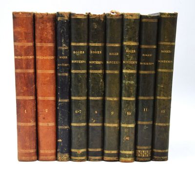 plusieurs vieux livres sont alignés sur une surface blanche