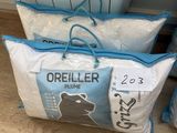 trois sacs d'oreillers posés par terre à côté d'un radiateur