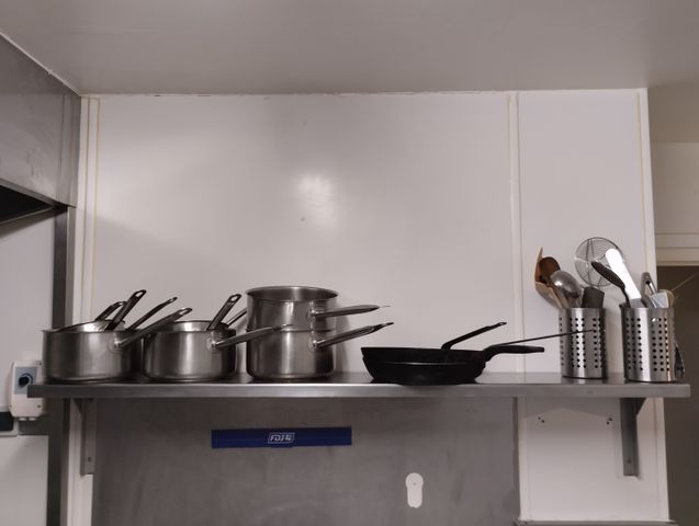 Ensemble d’ustensiles de cuisine et batterie de cuisine : poêles,...