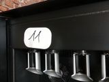 une photo d'une cave à vin murale sur laquelle sont posés cinq verres à vin