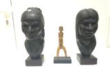 deux statues représentant un homme et une femme sur un fond blanc