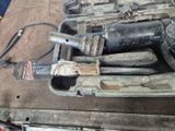 un grand nombre d'outils posés sur une table