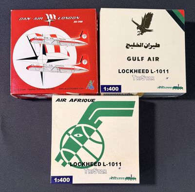 trois cartons de bagages d'Air France posés sur une table