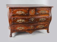 Commode tombeau en bois mouluré, galbée toutes faces, ouvran… (photo 2)