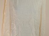 une photo d'une chemise blanche sur un mannequin