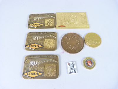 cinq types différents de pièces d'or et d'argent sur un fond blanc