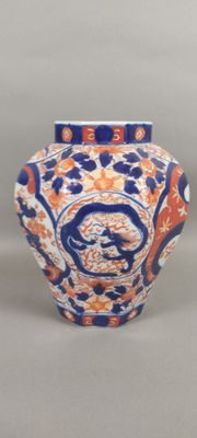 deux vases posés côte à côte sur une table
