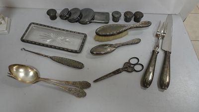 plusieurs types d'argenterie sur la table
