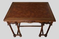 Une table à écrire à huit pieds, noyer, style Louis XVI. (photo 2)