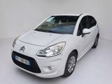 la petite voiture blanche est garée dans une pièce blanche