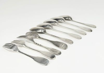 six fourchettes alignées sur une surface blanche