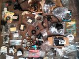 un tas d'objets divers éparpillés par terre