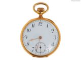 gros plan d'une montre de poche sur fond blanc