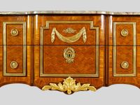 Commode à façade et côtés légèrement galbés, marquetée en bo… (photo 2)