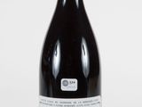 une bouteille de vin posée sur une table