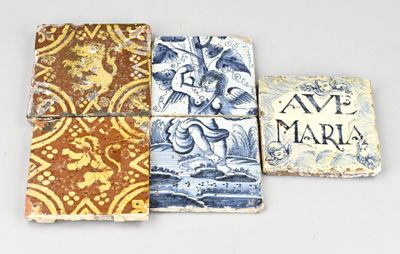 quatre sous-verres aux motifs variés posés sur une surface blanche