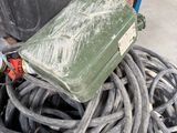 un gros tas de fils et une boîte verte par terre